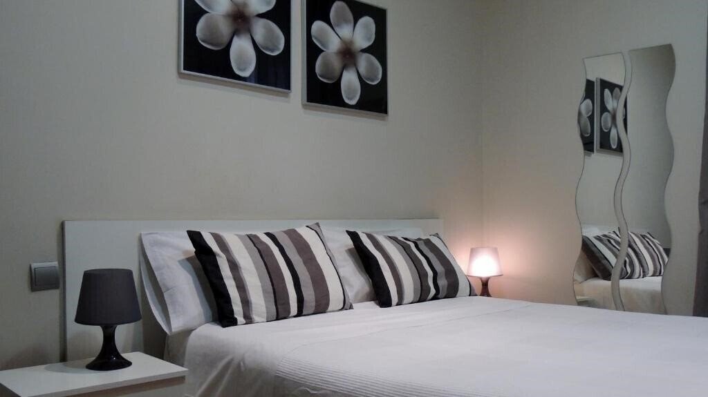 Фото Hostal Cervantes 2*