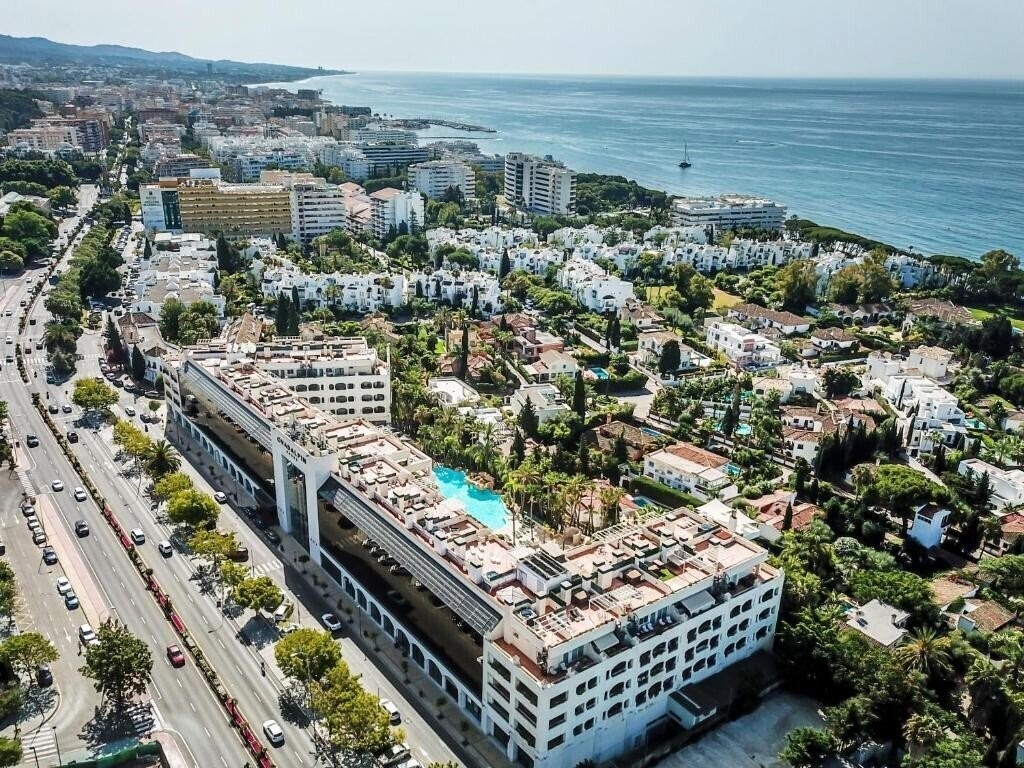 Отель Apartamentos Guadalpin Suites 3*