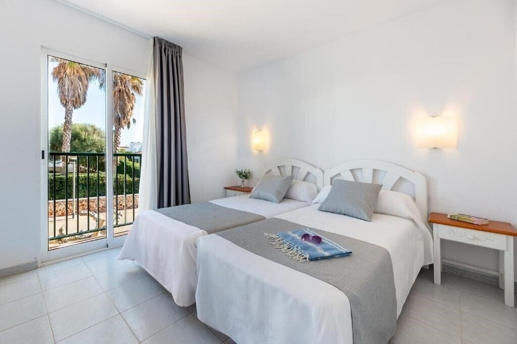 Vibra Caleta Playa Apartamentos (ex. Vacances Menorca Caleta Playa) 3* қонақ үйі