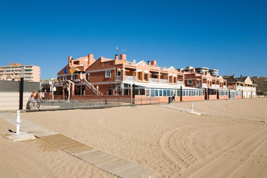 Отель Lloyds Beach Club 3*