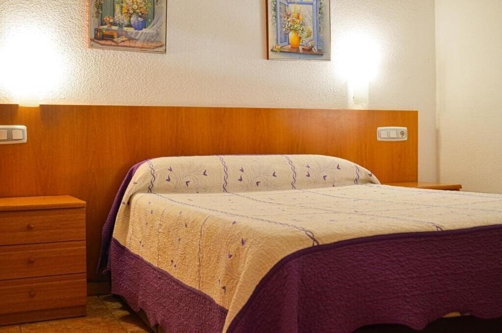 Отель Hostal Gran Via Levante 1*