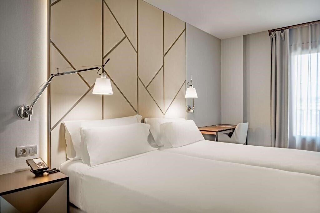 Отель Nh Collection Leon Plaza Mayor 4*