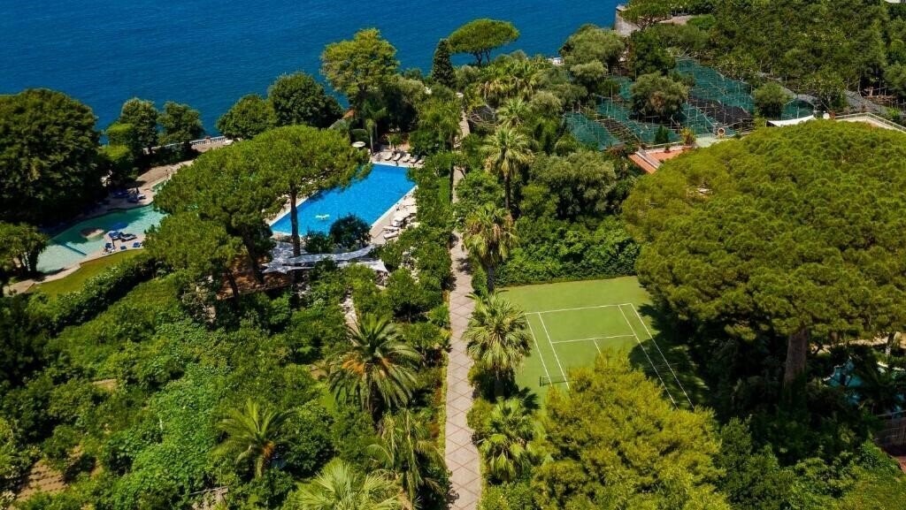 Отель Grand Hotel Cocumella 5*