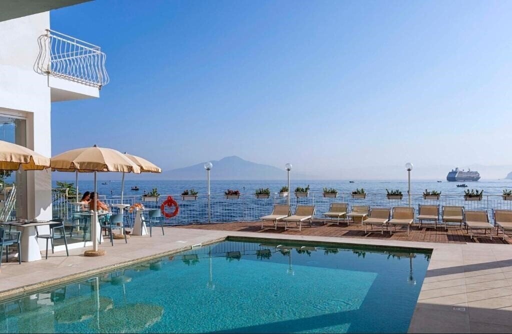 Отель Admiral Sorrento 4*