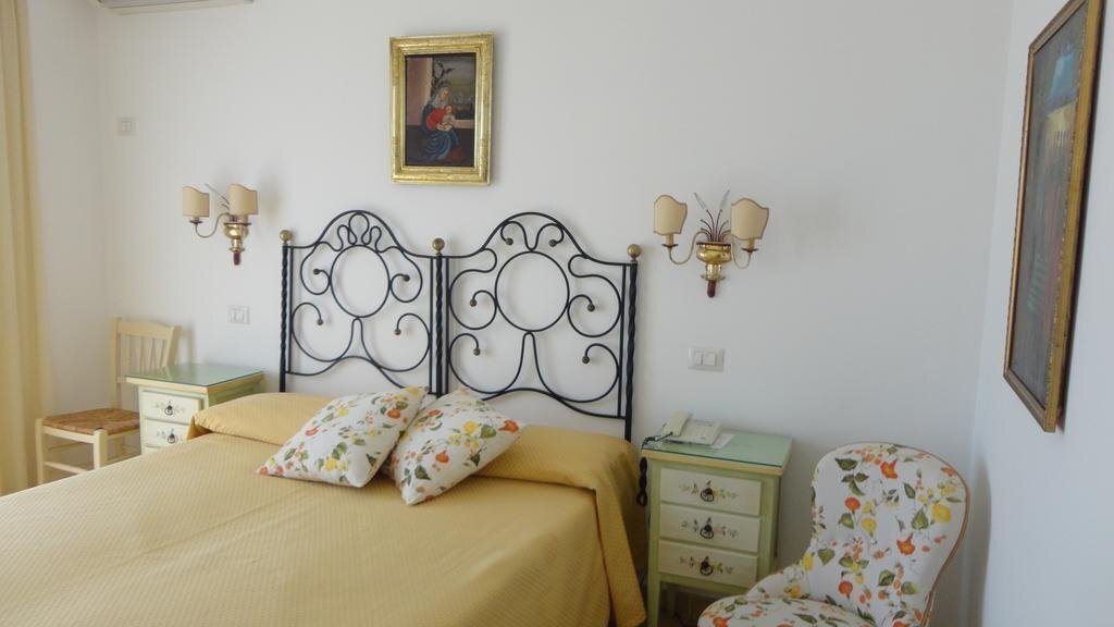 Отель Villa Mora Hotel (Giardini Naxos) 2*
