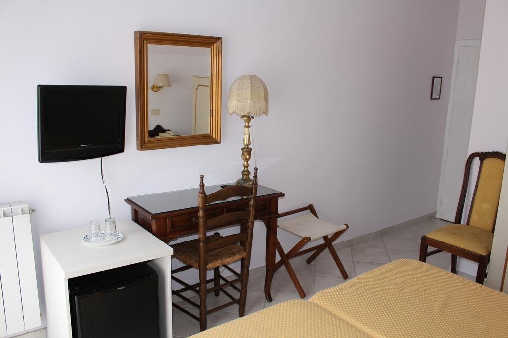 Фото Villa Mora Hotel (Giardini Naxos) 2*