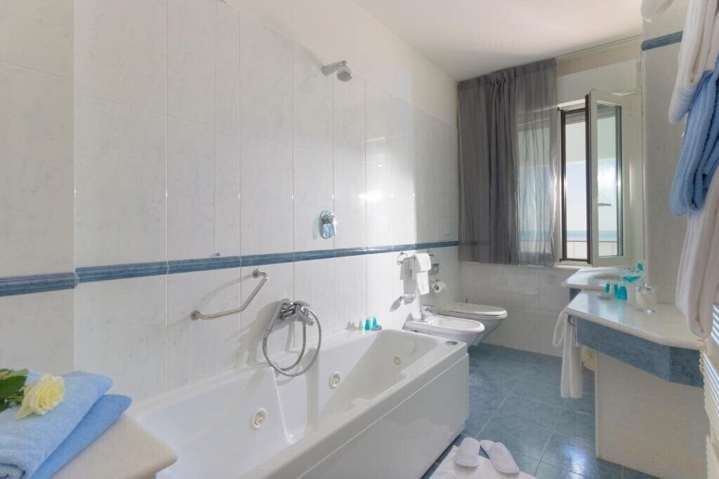Il Timone Hotel (Porto San Giorgio) 4* фотосуреті