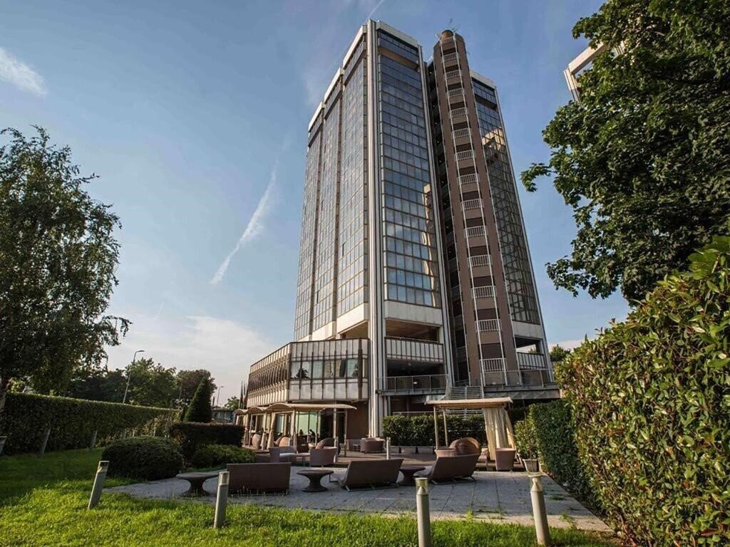 Отель The Hub 4*