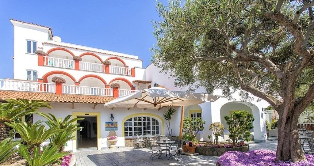 La Scogliera 3* қонақ үйі