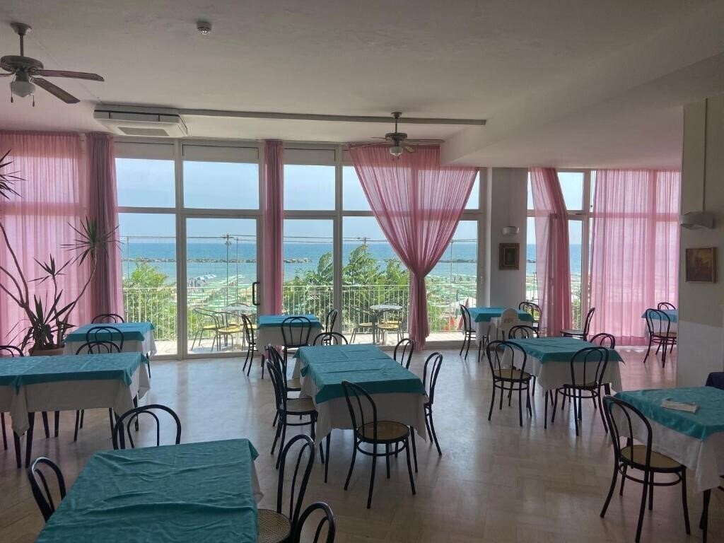 Continental 3* суреті