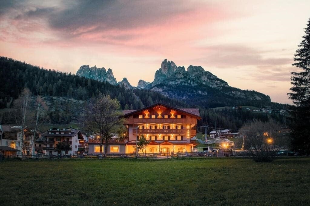 Отель Hotel Villa Margherita (Pera Di Fassa) 3*