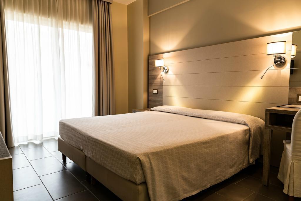 Hotel pineta. Отель Пинета фольгарио Италия. Комната в Риме фото. American Palace Hotel Rome. Raeli Hotel regio.