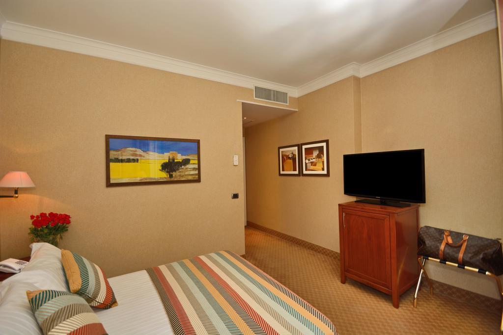 Фотография Apogia Lloyd Rome 3*
