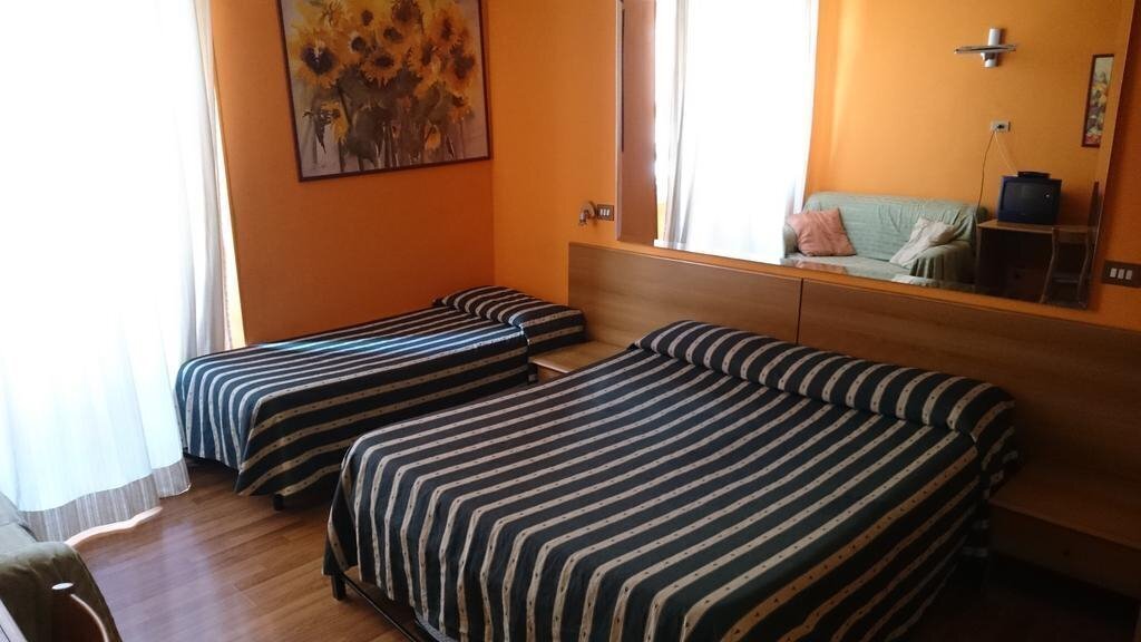 Urbis Hotel 2* суреті