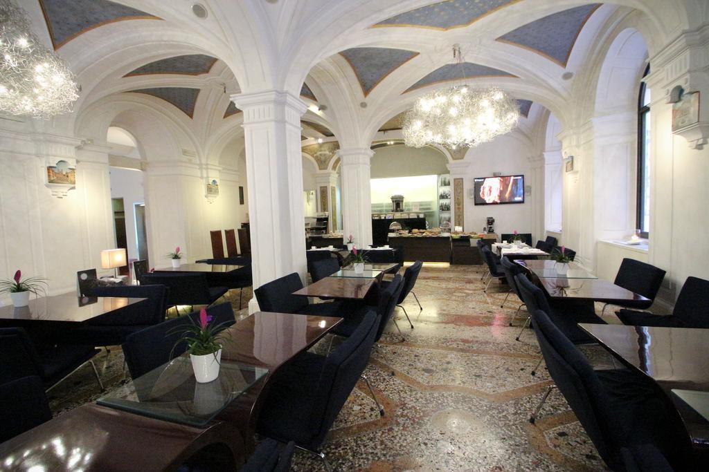 Art by the Spanish Steps 4* фотосуреті