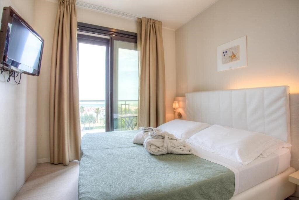 Фото Hotel Ferretti Beach 4*