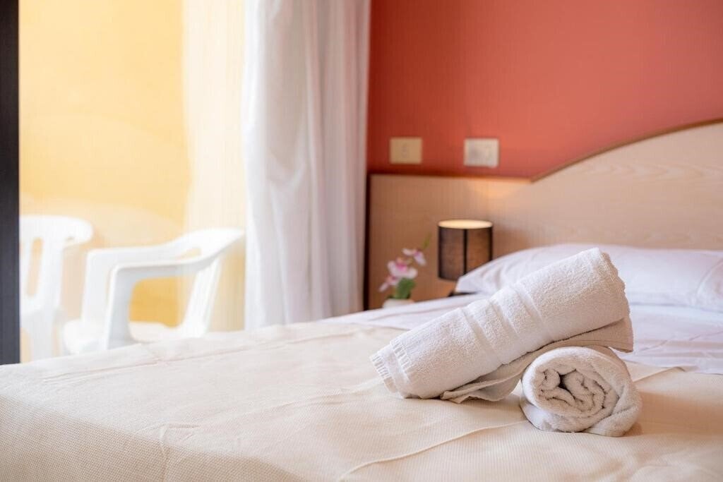 Отель Hotel Crown 3*