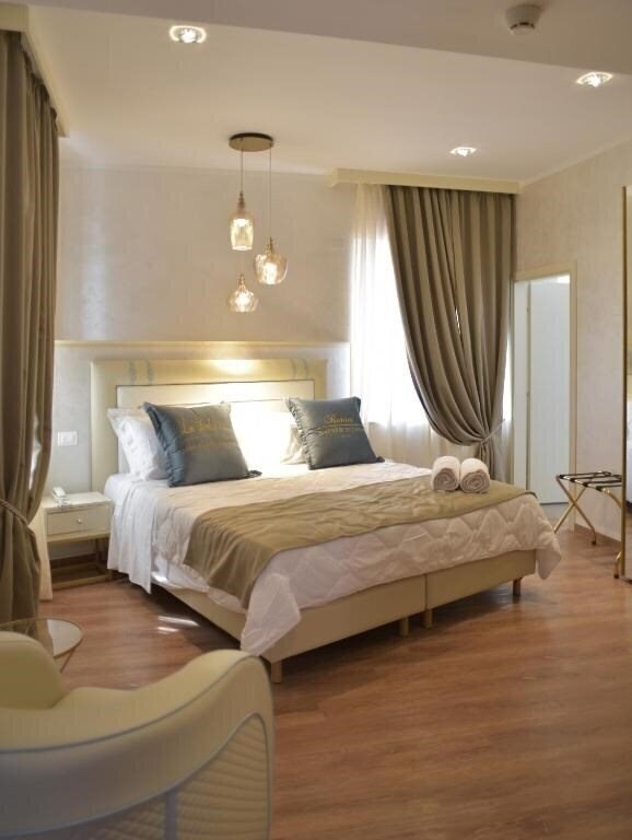 Отель Amsterdam Suite 4*