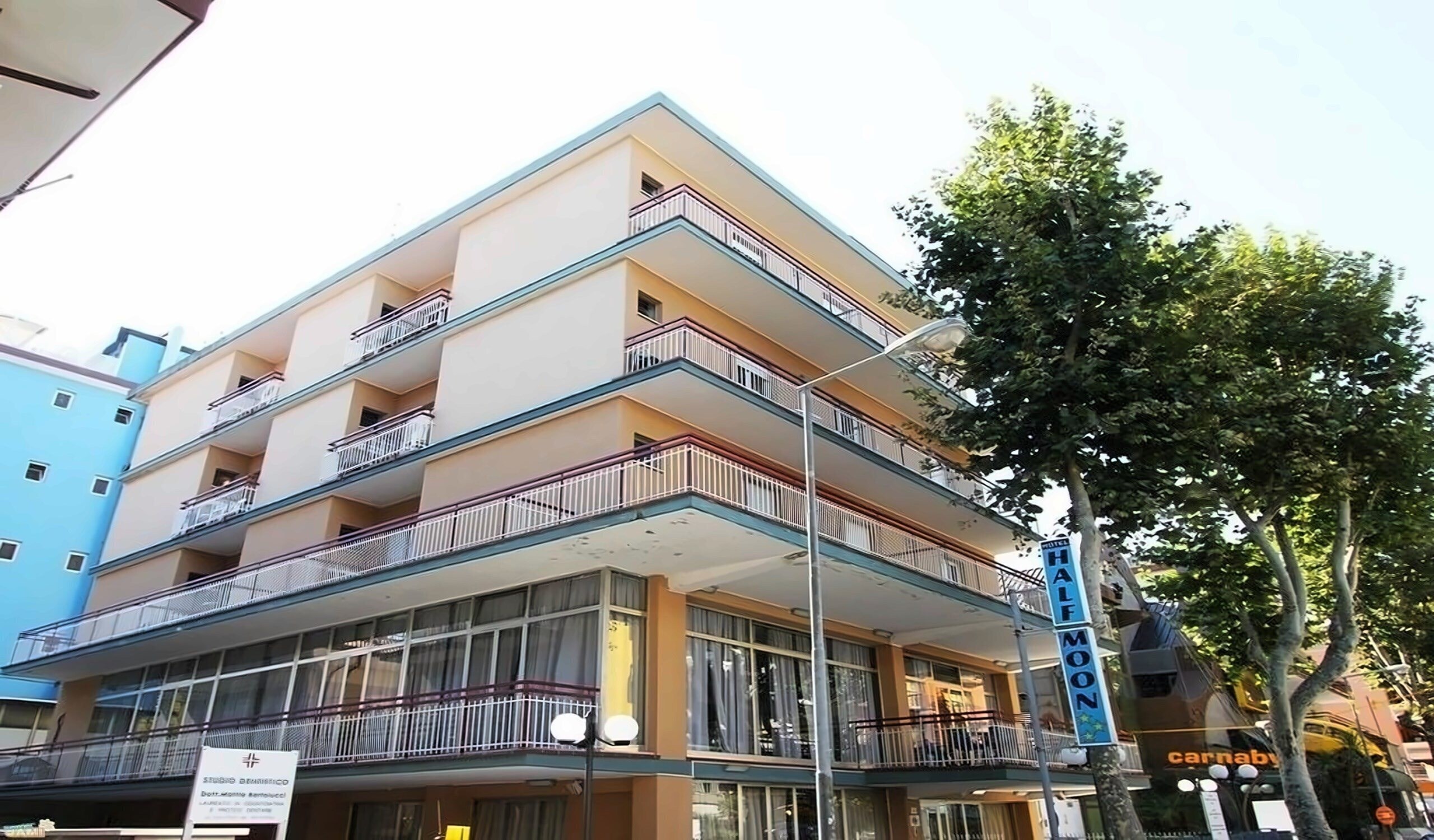 Отель Half Moon 3*