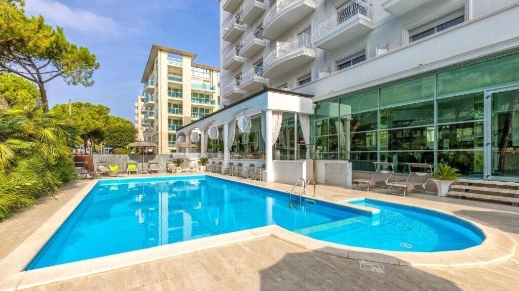 Отель Continental 4*