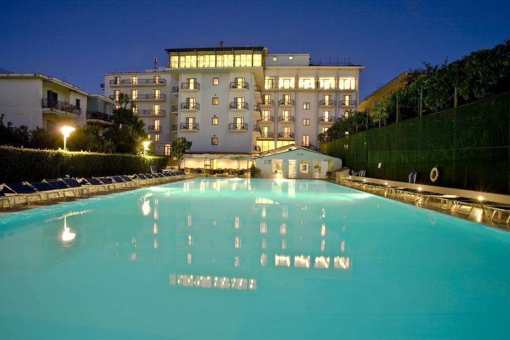 Отель Grand Hotel Flora 4*