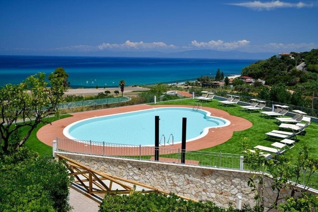 Отель New Paradise Tropea 2*