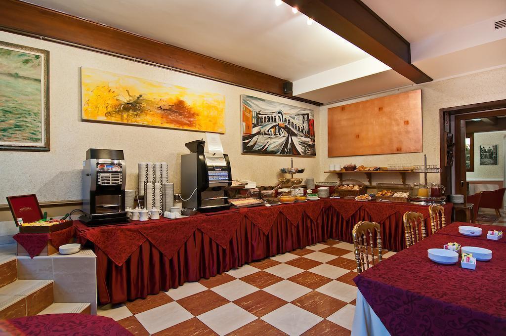 Фото La Fenice Et Des Artistes 4*