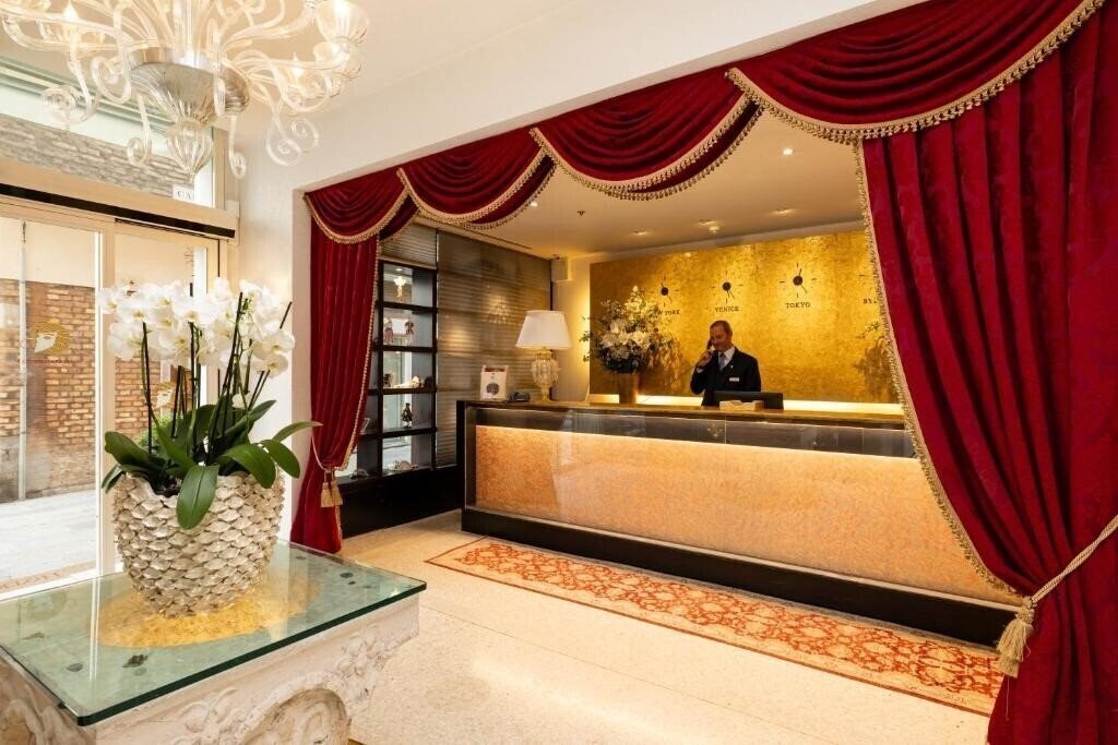 Отель A La Commedia 4*