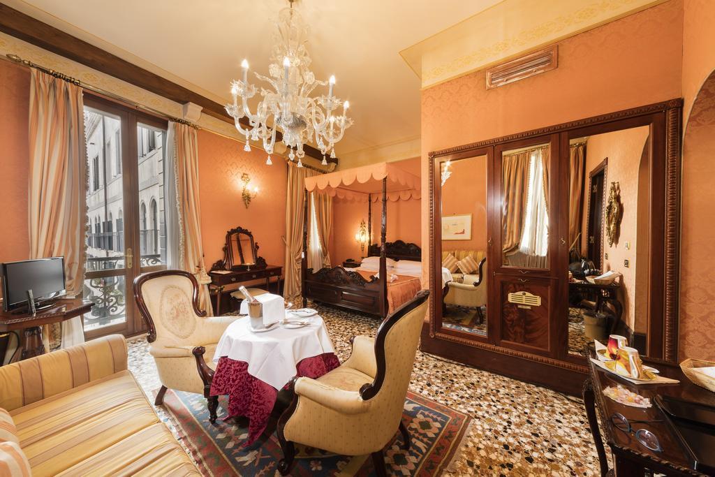 Отель Hotel Al Ponte Dei Sospiri 4*