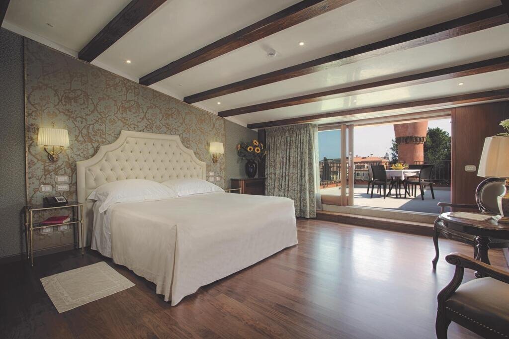 Картинка Santa Chiara 3*