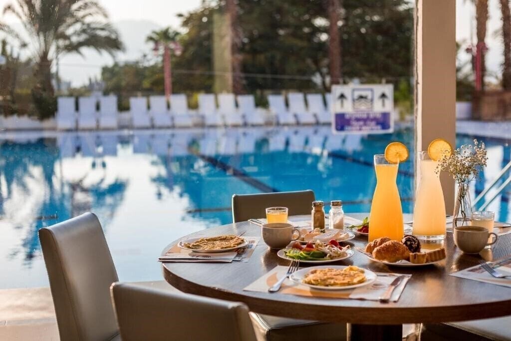 Отель Astral Nirvana Suites 4*
