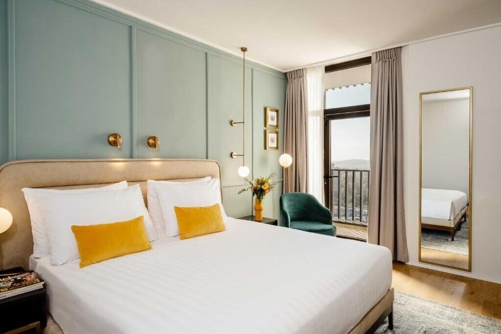 Отель Crowne Plaza 5*