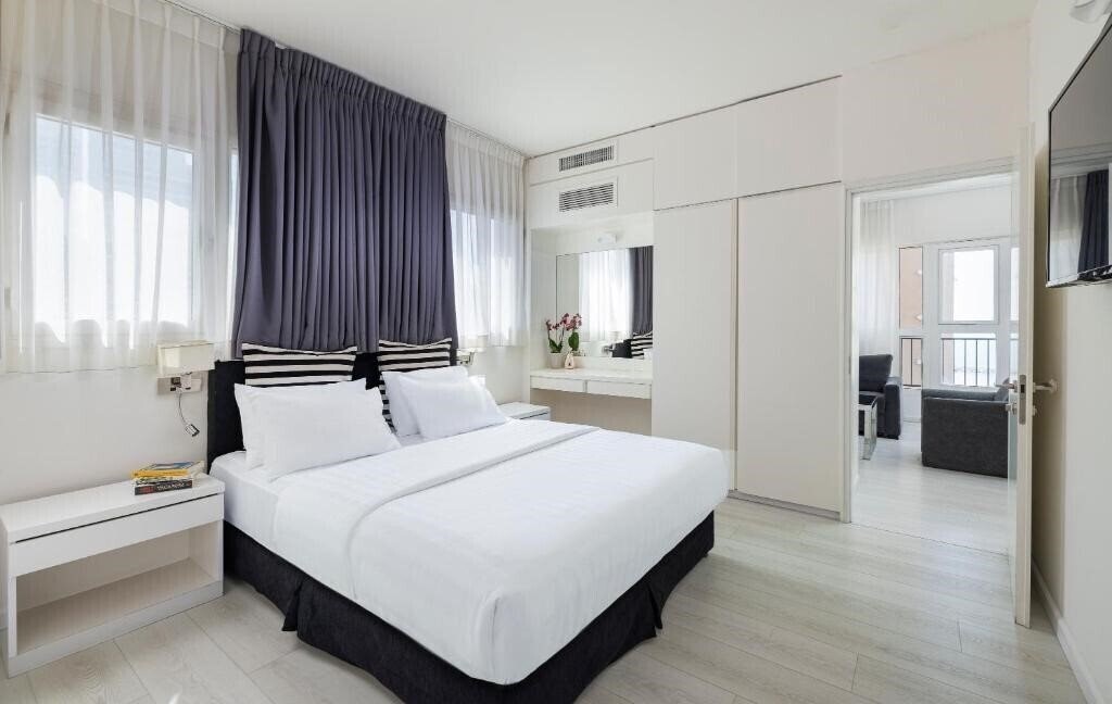 Отель Best Western Regency Suites 4*