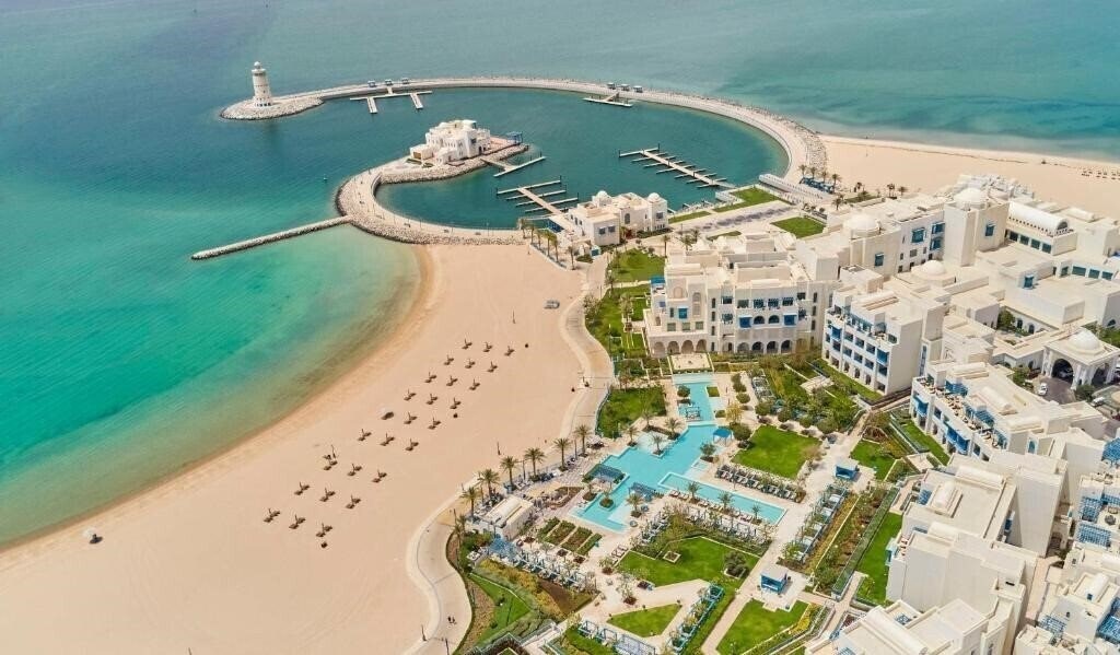Отель Hilton Salwa Beach Resort & Villas 5*
