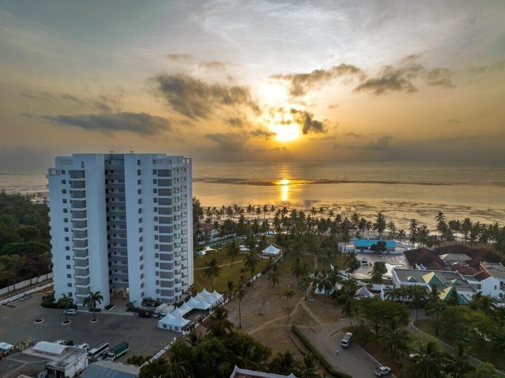 Отель Sun N'Sand Beach Resort 4*