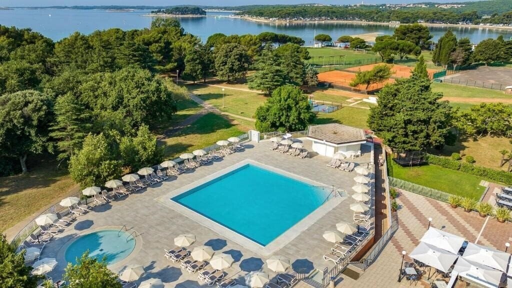 Arena Hotel Holiday 3* қонақ үйі