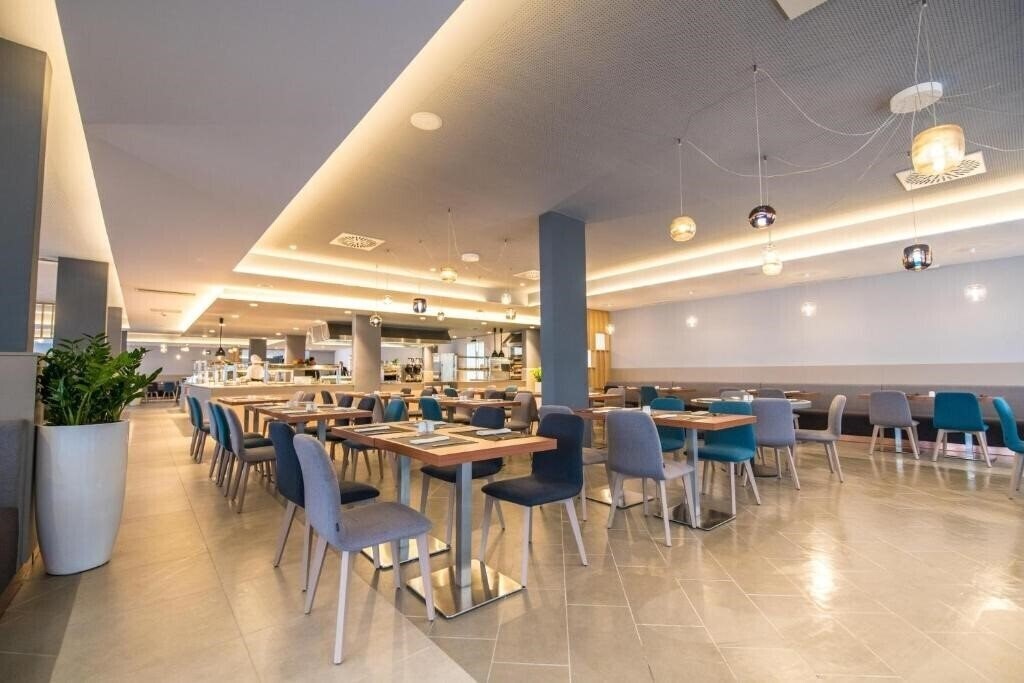 Arena Hotel Holiday 3* фотосуреті