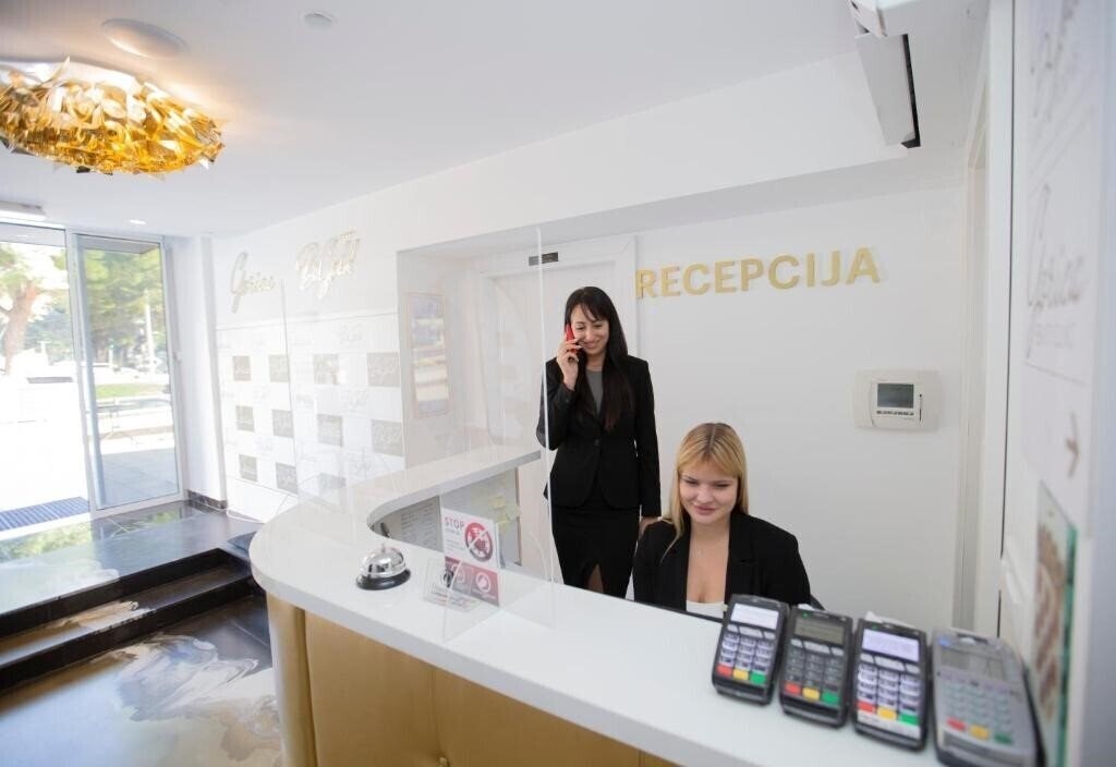 B Gold Luxury Rooms 4* суреті