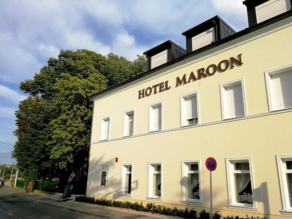 Отель Hotel Maroon 3*