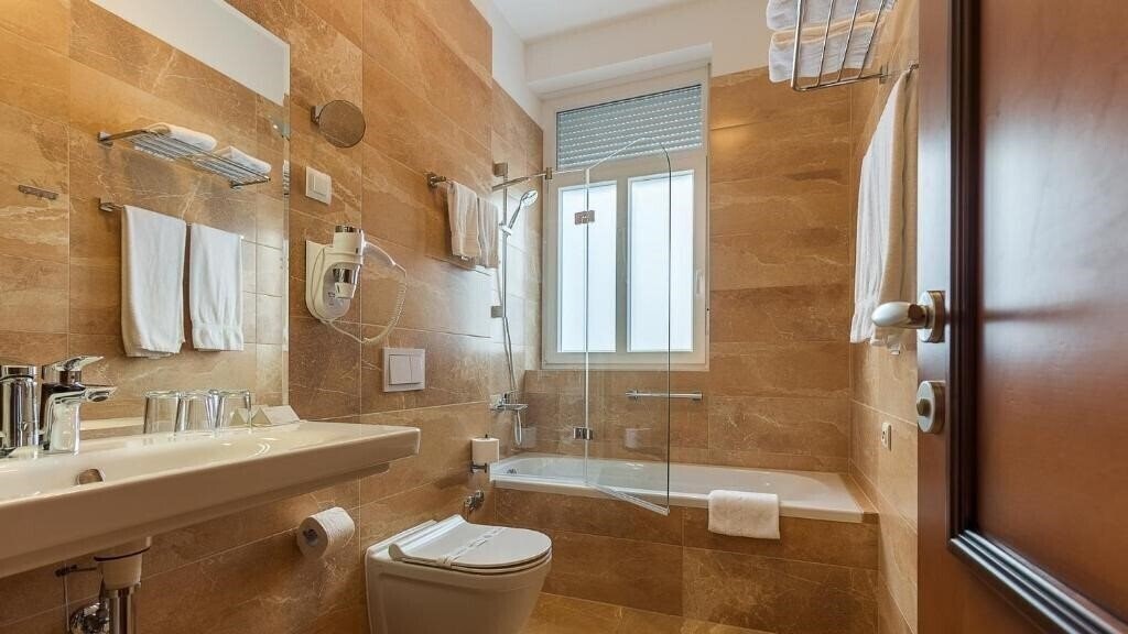 Фотография Hotel Maroon 3*