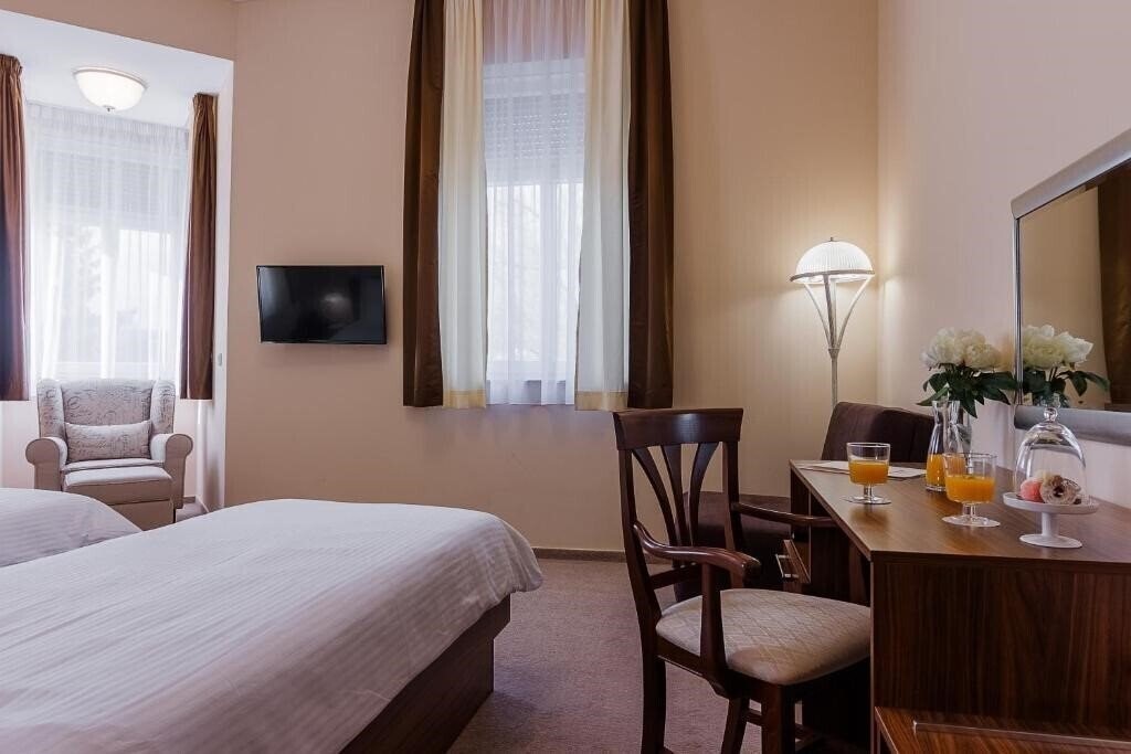 Картинка Hotel Maroon 3*
