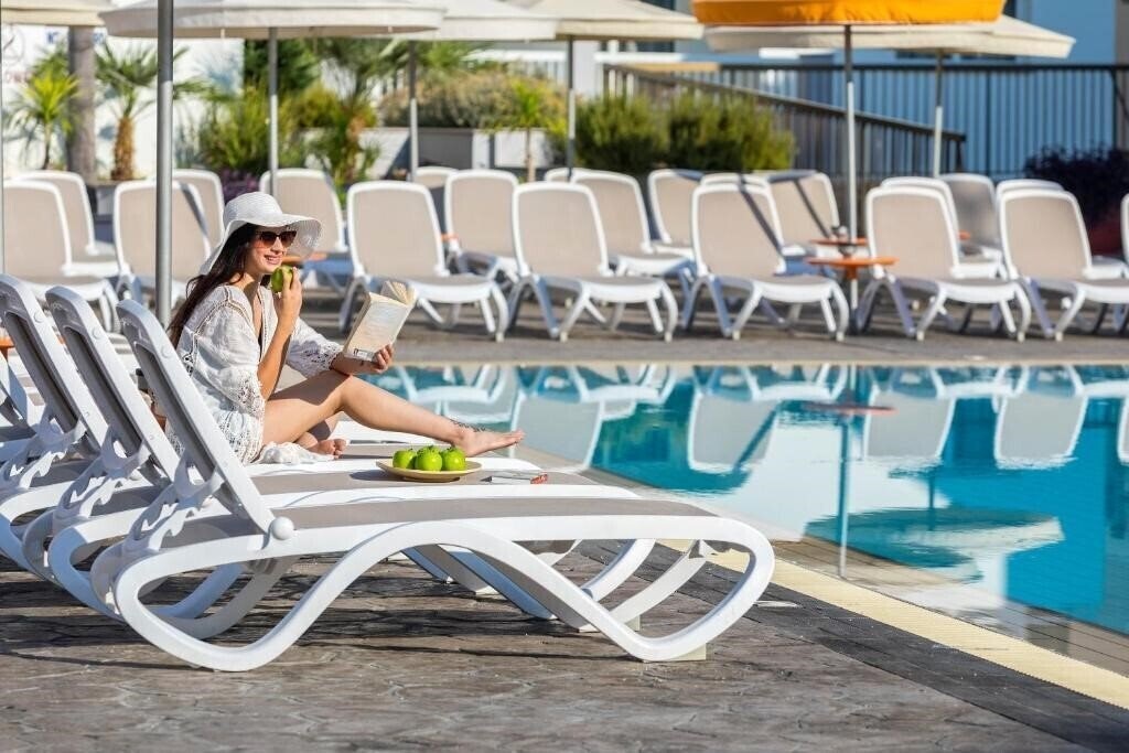 Отель Christabelle Hotel Apartments 3*