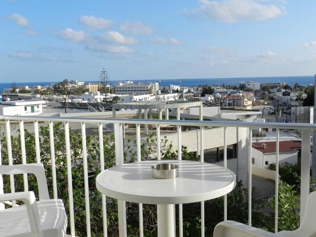 Отель Elenapa Holiday Apartments 2*