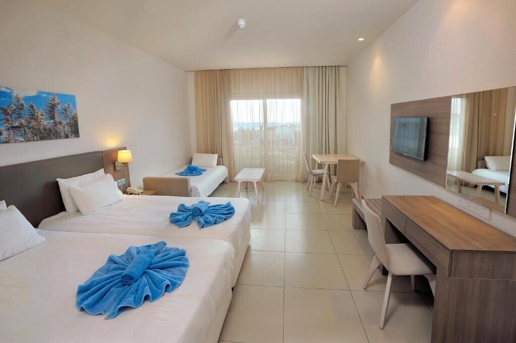 Фото Euronapa Hotel Apartments 3*