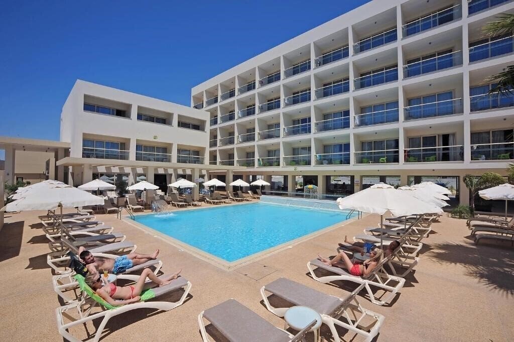 Отель Nelia Gardens 3*
