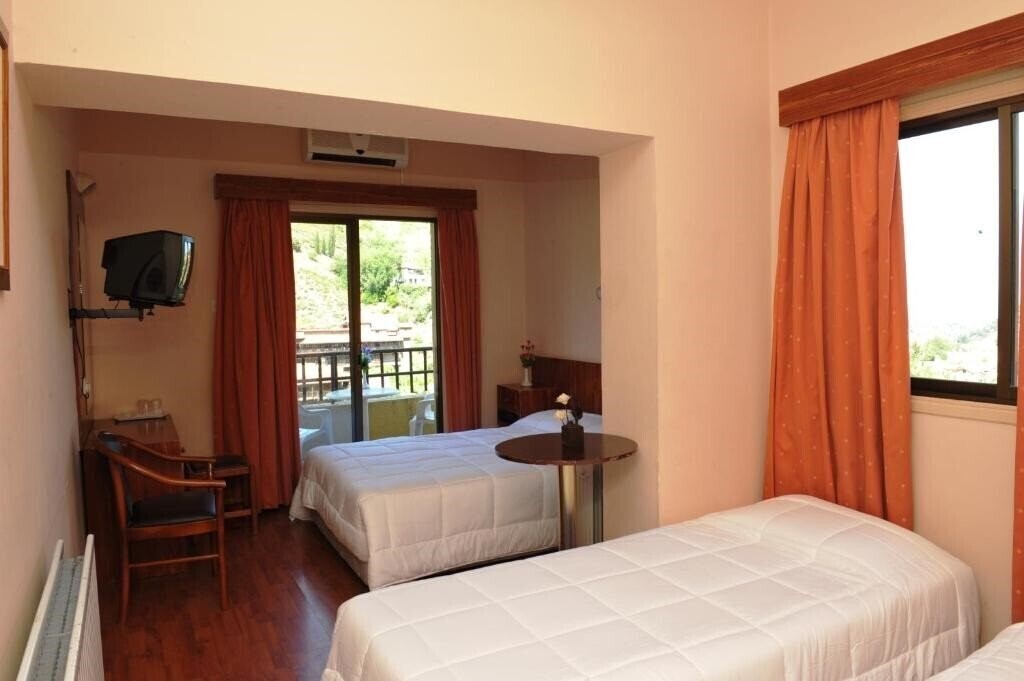 Ekali Hotel 3* қонақ үйі