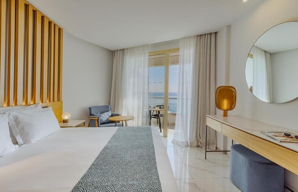Фото Golden Bay Beach Hotel 5*