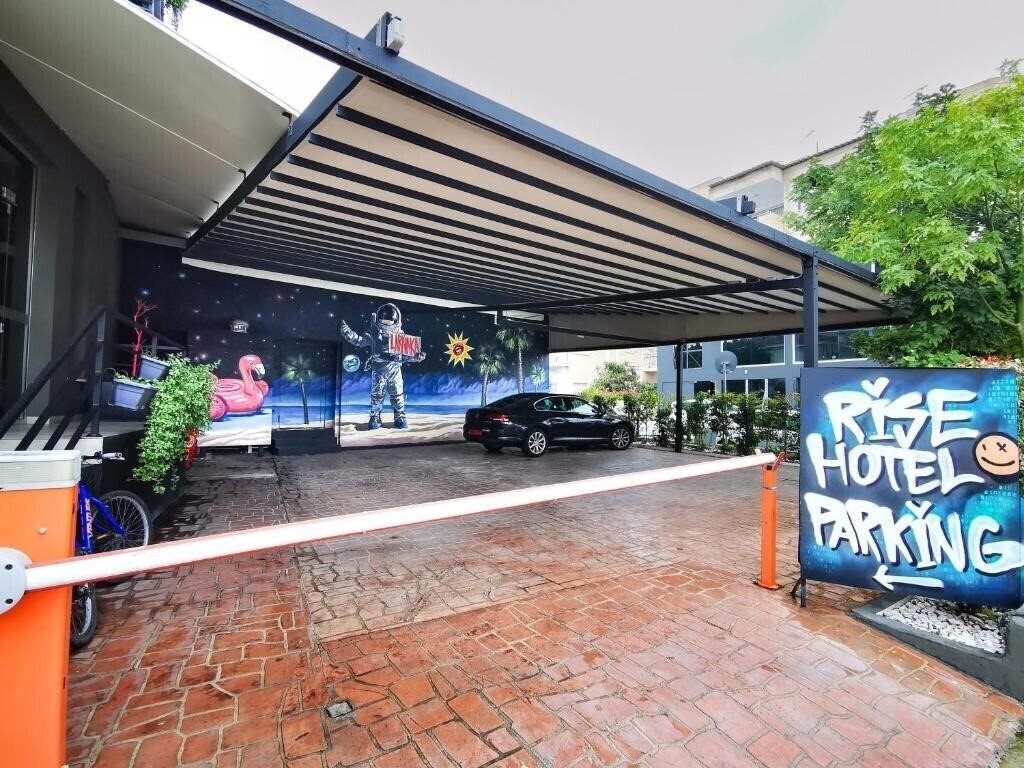 Rise Hotel 3* суреті