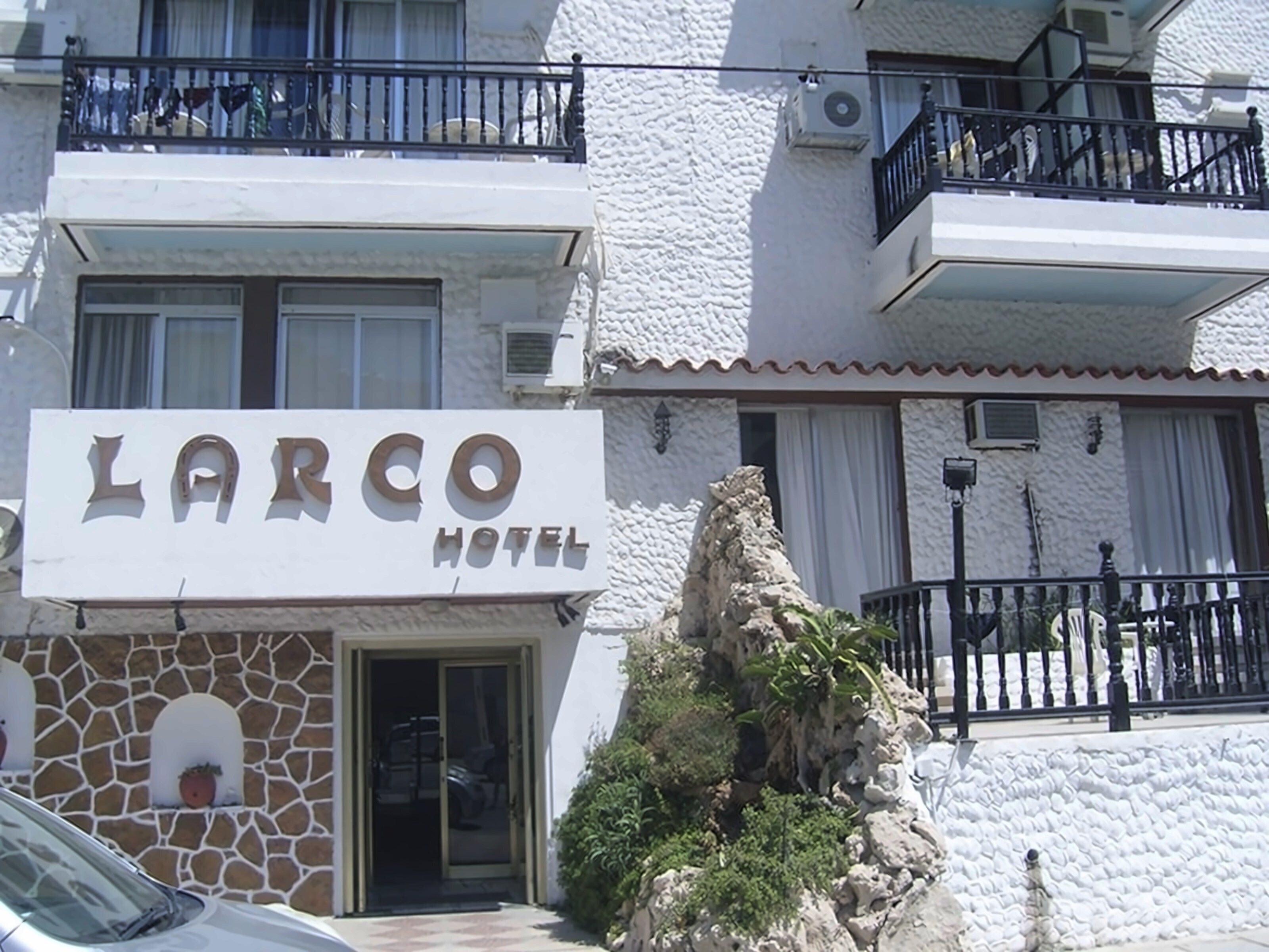Отель Larco Apartments 2*