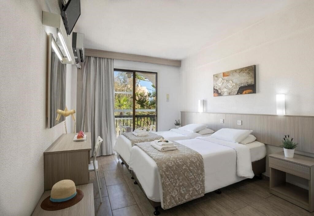 Cactus Hotel 2* фотосуреті